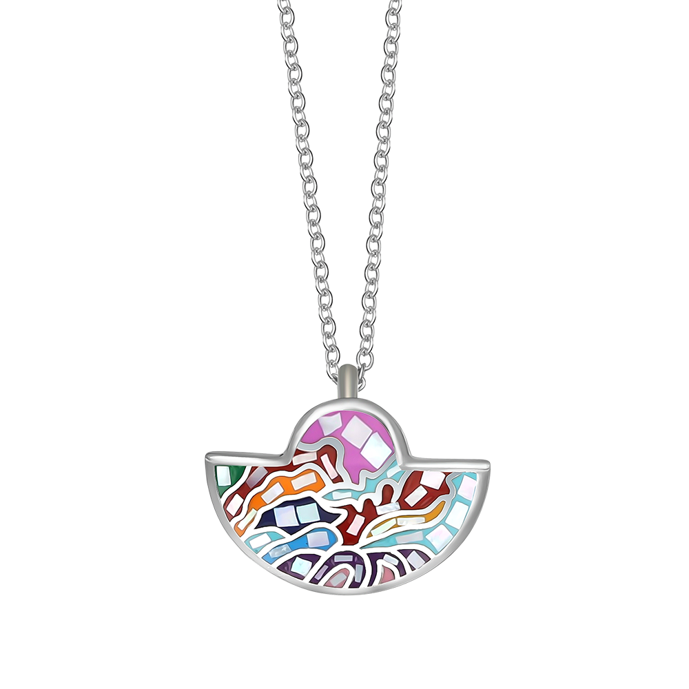 Silberfarbene Halskette mit halbrundem Anhänger und buntem Mosaikmuster in Pink-, Rot-, Blau- und Grüntönen von Crystalp