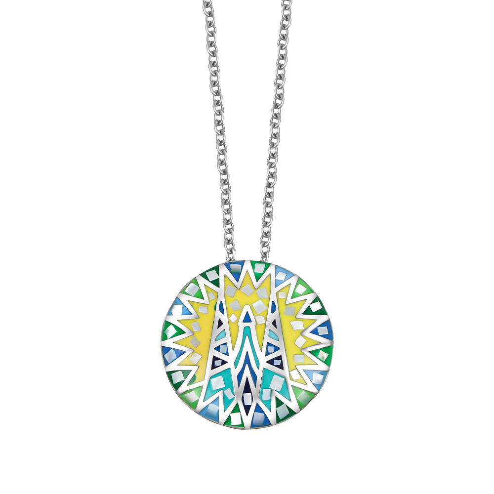 Silberfarbene Halskette mit rundem Anhänger im bunten geometrischen Muster in Gelb-, Blau- und Grüntönen von Crystalp