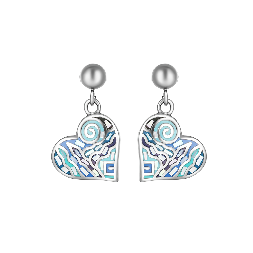 Verspielte Herz-Ohrhänger in Silber mit kunstvollem Emaille-Muster in Blau- und Türkistönen, verziert mit geschwungenen Linien und Spiralen.