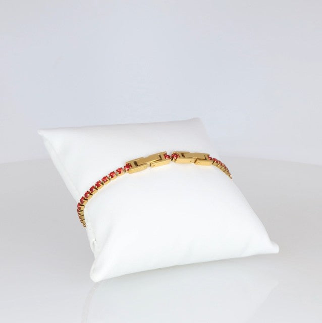 Elegantes Armband in Goldoptik, besetzt mit roten Swarovski® Kristallen, von Crystalp.