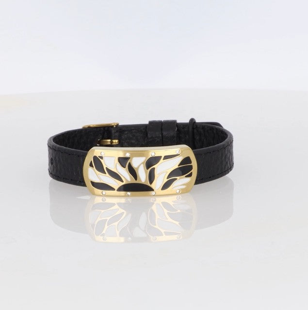 Schwarzes in Lederoptik mit goldfarbener Lotus-Applikation und Kristallakzenten – eleganter Modeschmuck von Crystalp