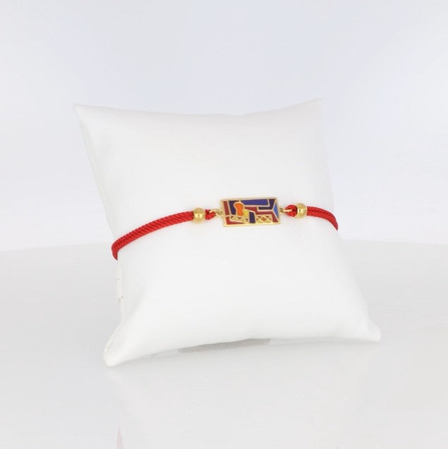 Armband Edelstahl mit rotem Band goldfarben rechteckiges Motiv in Blau und Rot verbindet Look und Symbolik