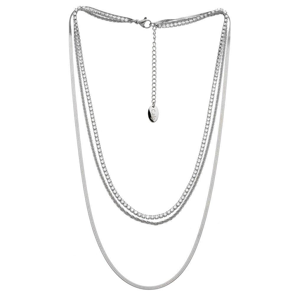 Dreireihige Halskette in Silberoptik mit einer Kombination aus Schlangenketten und einer Kette mit funkelnden, klaren Kristallen.