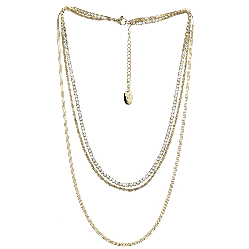 Dreireihige Halskette in Goldoptik mit einer Kombination aus Schlangenketten und einer Kette mit funkelnden, klaren Kristallen.