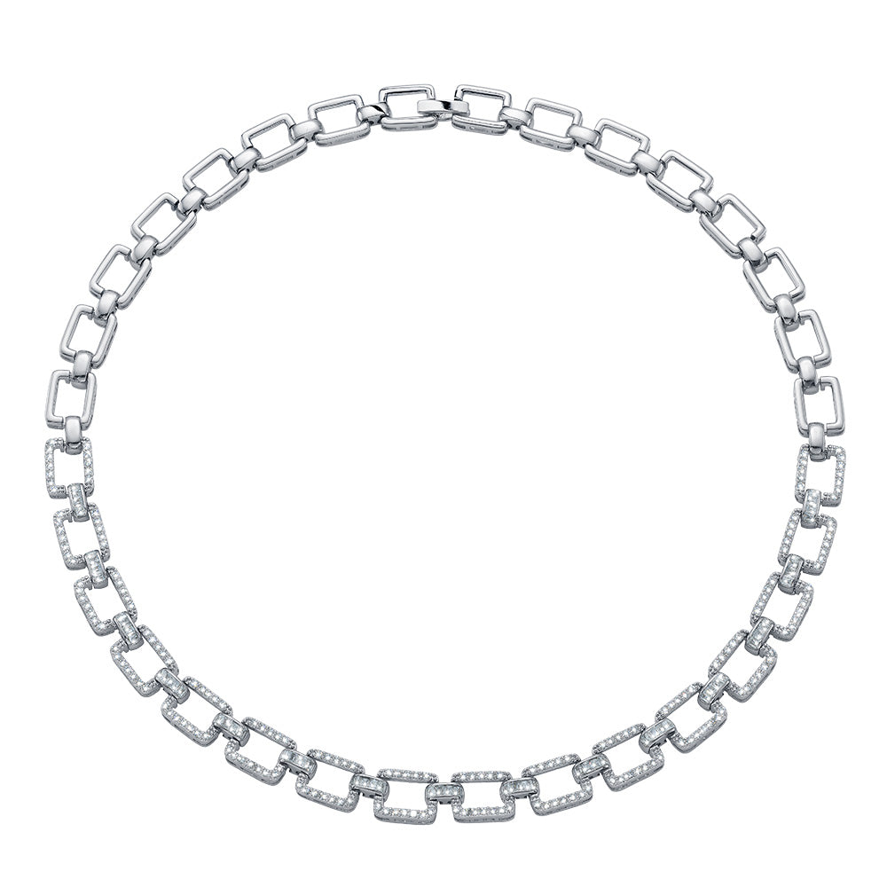 Silberfarbene Halskette mit eckigen Gliedern, teilweise mit funkelnden Zirkonia besetzt, im modernen Kettenglied-Design.