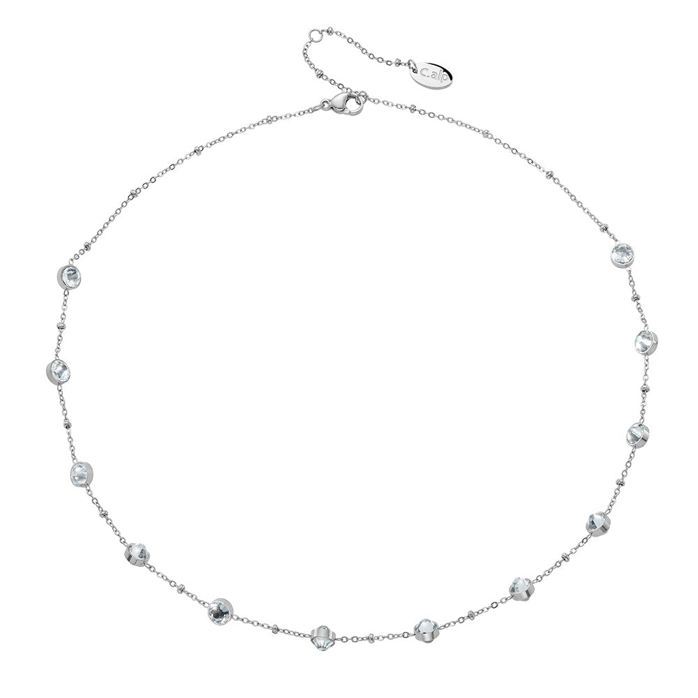 Feine silberfarbene Halskette mit dezent eingefassten, funkelnden Kristallen.