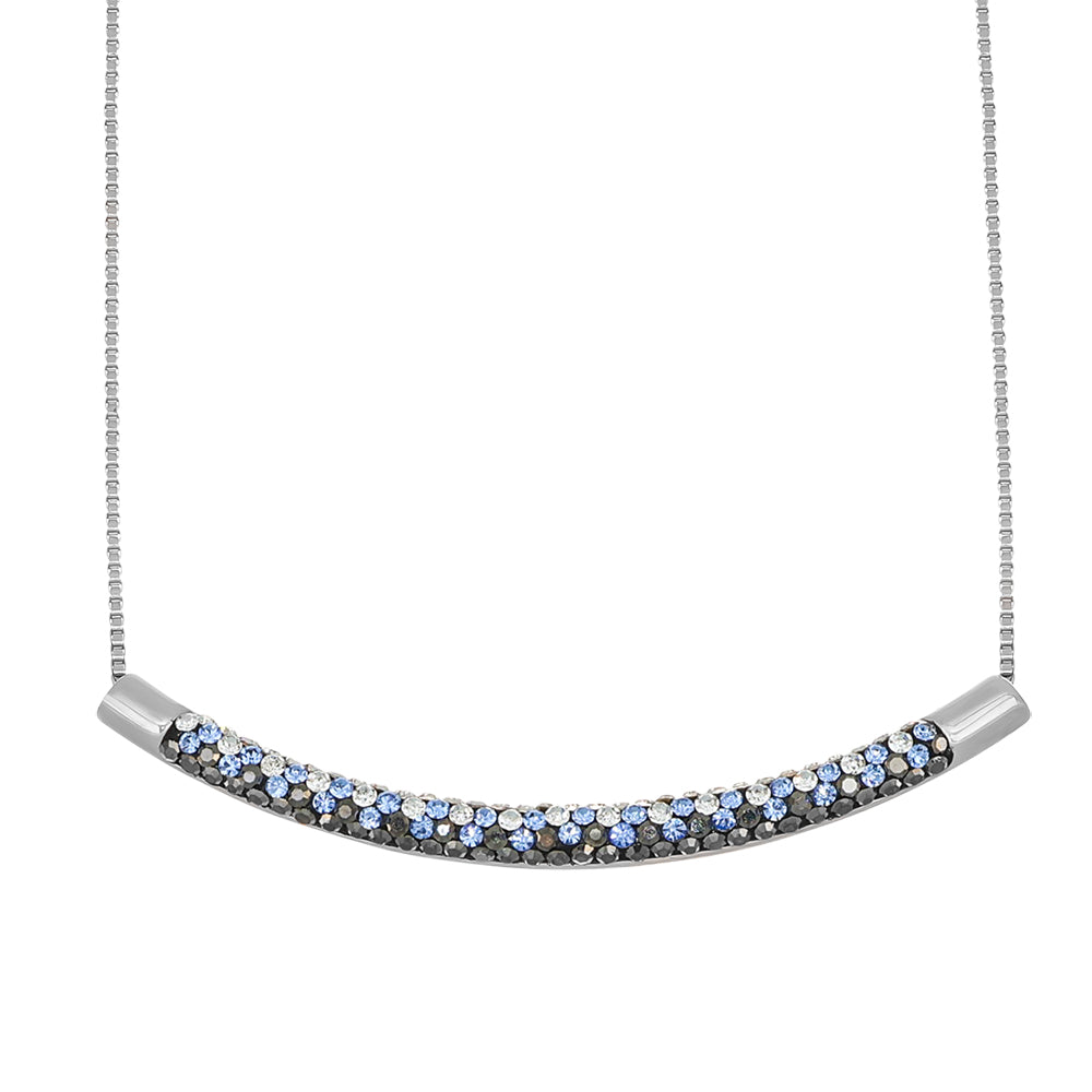 Crystalp Halskette mit silberfarbener Kette und geschwungenem Anhänger, besetzt mit funkelnden blauen und schwarzen Kristallen.