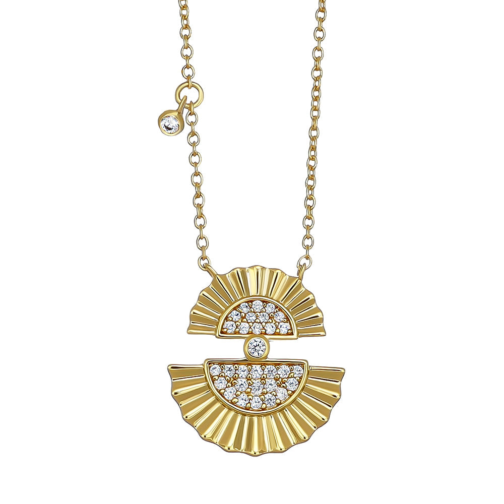 Crystalp Halskette in Goldoptik mit einzigartigem geometrischem Anhänger, bestehend aus zwei halbrunden, geriffelten Elementen, die mit funkelnden Kristallen besetzt sind, verbunden durch einen einzelnen runden Kristall.