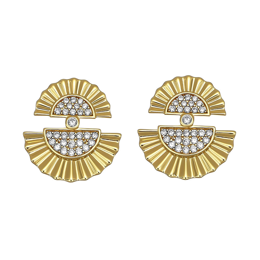 Goldene Ohrstecker im Fächer-Design mit funkelnden Kristallen, geometrisch angeordnet. von Crystalp