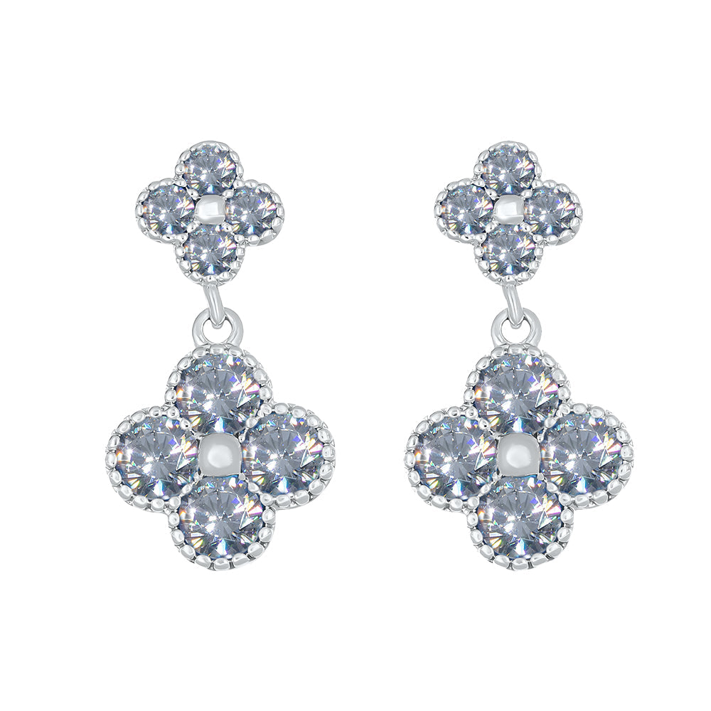 Ohrhänger silberfarben mit Kristallblüten und Perlen-Detail – eleganter, funkelnder Modeschmuck