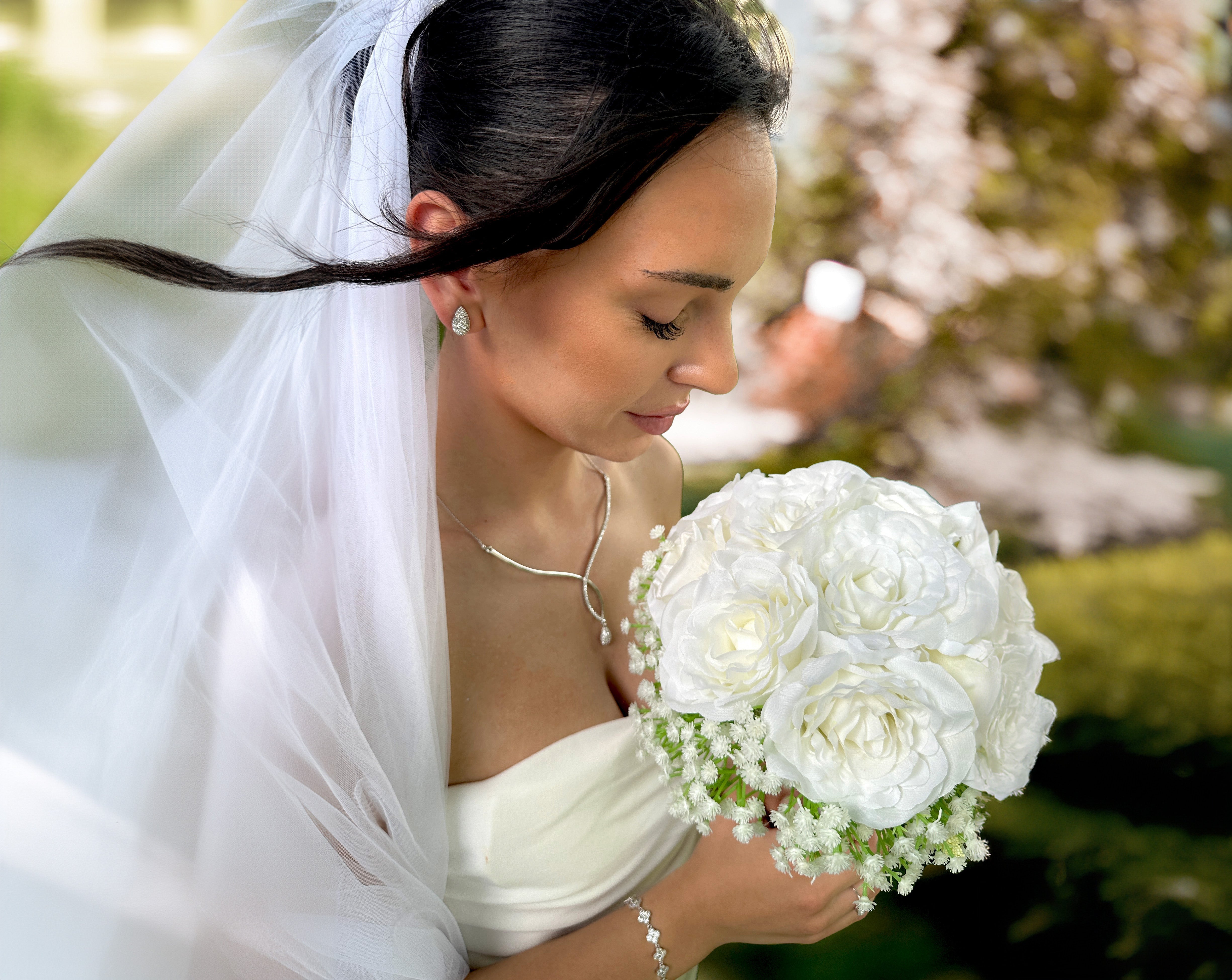 Braut mit schönem Brautschmuck