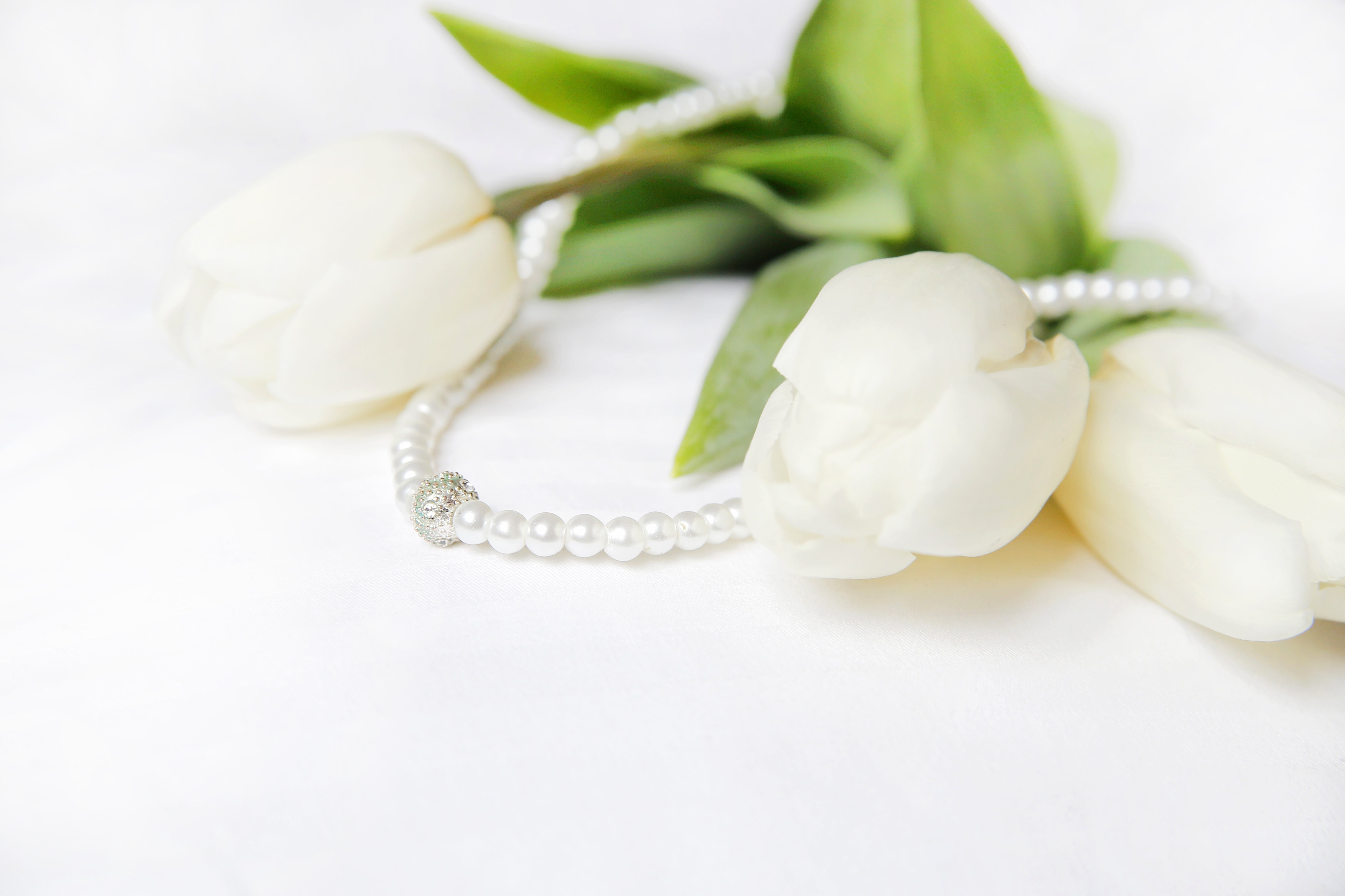 Perlenkette und Rosen