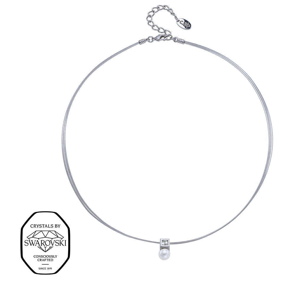 Feine Halskette in Silberoptik mit Anhänger aus Swarovski® Kristall und runder weißer Perle.