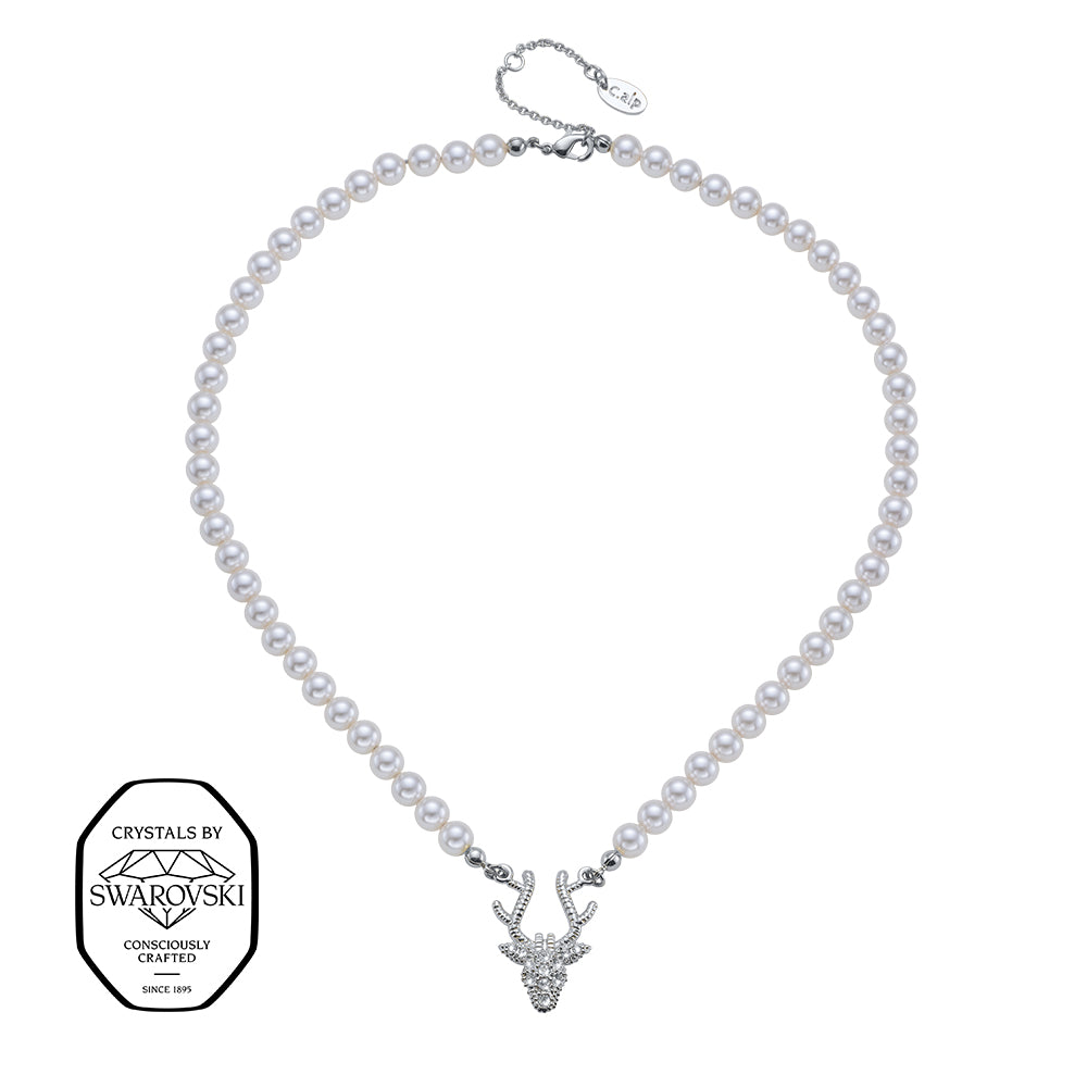 Perlenhalskette mit silbernem Hirschkopf-Anhänger, besetzt mit funkelnden Swarovski® Kristallen