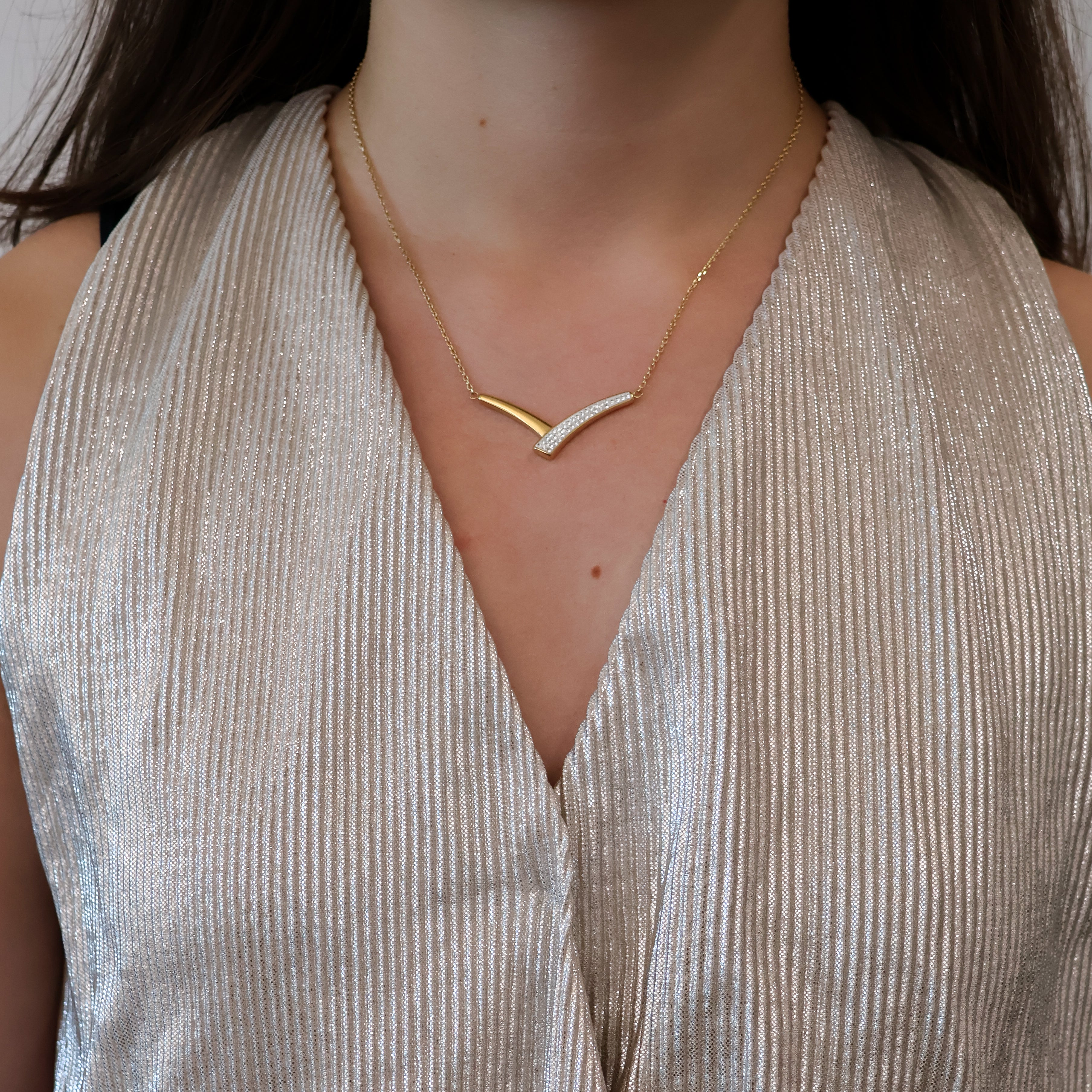 secret collier in gold wird getragen