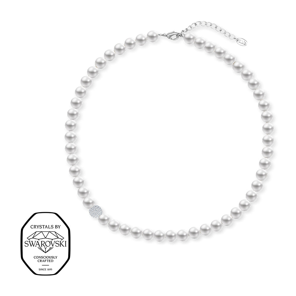 Klassische weiße Perlenkette mit silberfarbenem Verschluss und einer funkelnden, mit Swarovski® Kristallen besetzten Kugel