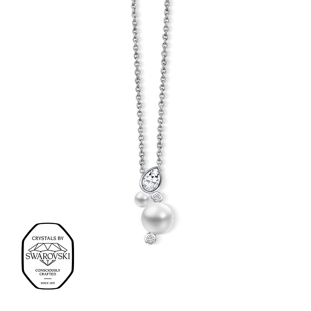 Silberfarbene Halskette mit Swarovski® Kristall im Tropfenschliff, zwei weißen Perlen und zwei kleinen runden Kristallen.