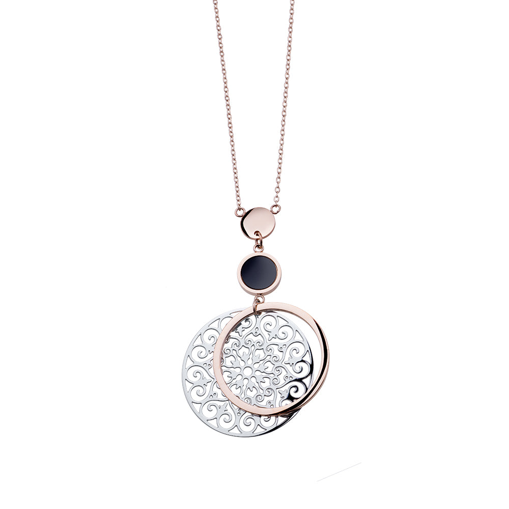 Lange Halskette in Roségold mit filigranem, runden Anhänger im Ornamentdesign und schwarzen Akzenten.