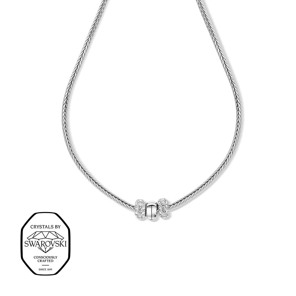 Silberfarbene Edelstahl-Halskette mit geflochtenem Seil und zwei pavébesetzten Elementen mit klaren Swarovski® Kristallen.