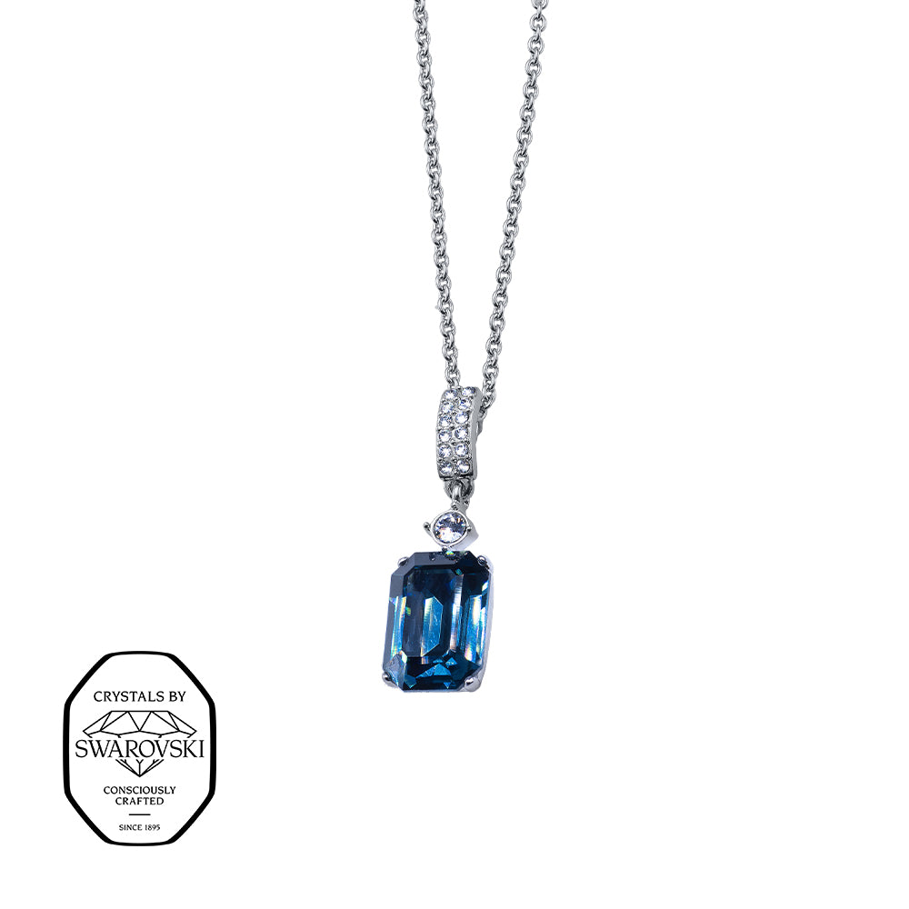 Silberfarbene Halskette mit rechteckigem, tiefblauem Swarovski® Kristall und funkelnden klaren Akzentsteinen.
