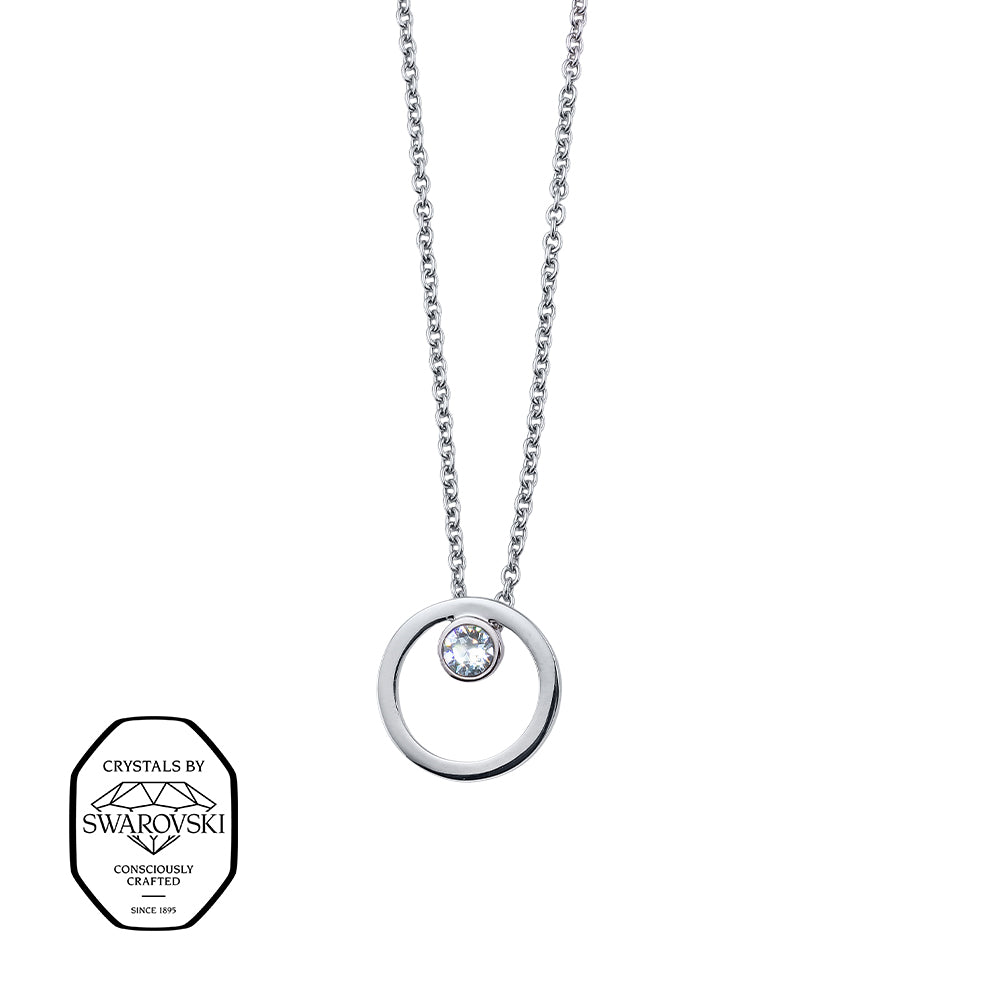 Silberfarbene Halskette mit offenem Kreis-Anhänger und Swarovski® Kristall in der Mitte.