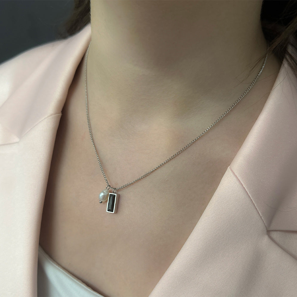 Tide pearl baguette pendant