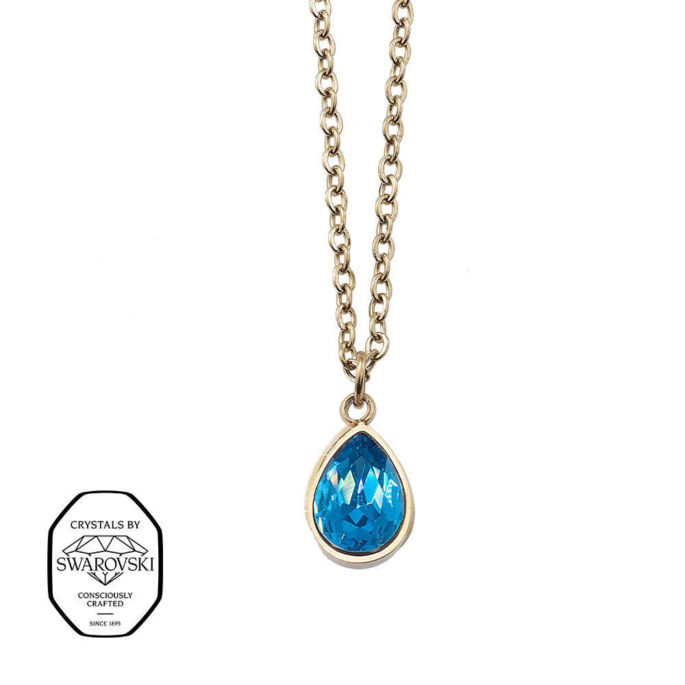 Goldfarbene Halskette mit tropfenförmigem, facettiertem blauen Swarovski® Kristall, gefasst in einer schlichten Metallfassung.