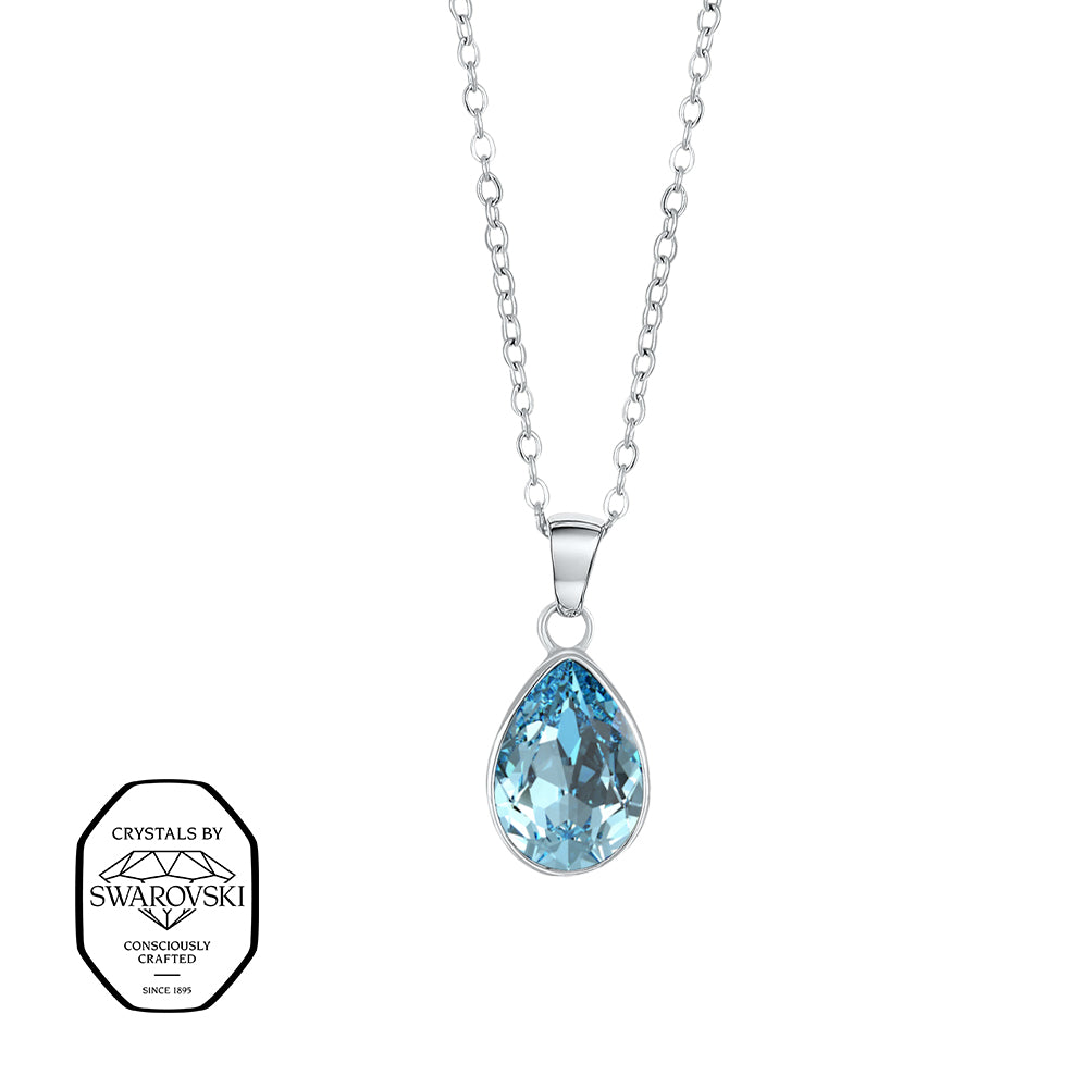 Crystalp Halskette mit silberfarbenem Anhänger, gefasst mit einem tropfenförmigen, hellblauen Swarovski® Kristall.