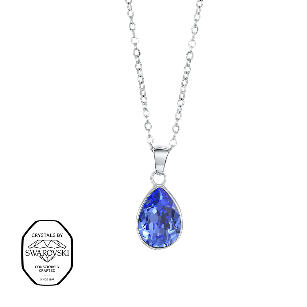 Crystalp Halskette mit silberfarbenem Anhänger, besetzt mit einem tropfenförmigen, tiefblauen Swarovski® Kristall.