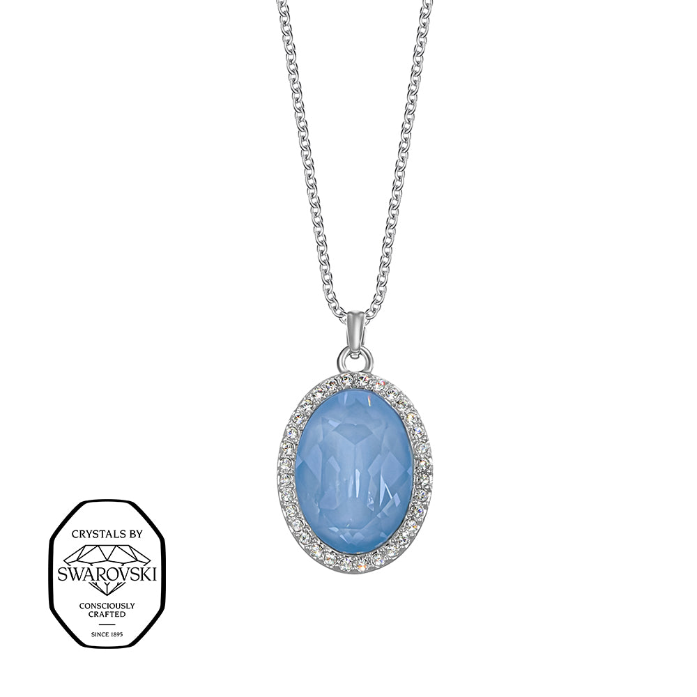 Elegante silberne Halskette mit ovalem hellblauen Kristall, umrahmt von funkelnden Zirkonia-Steinen – edles Modeschmuck-Design von Crystalp