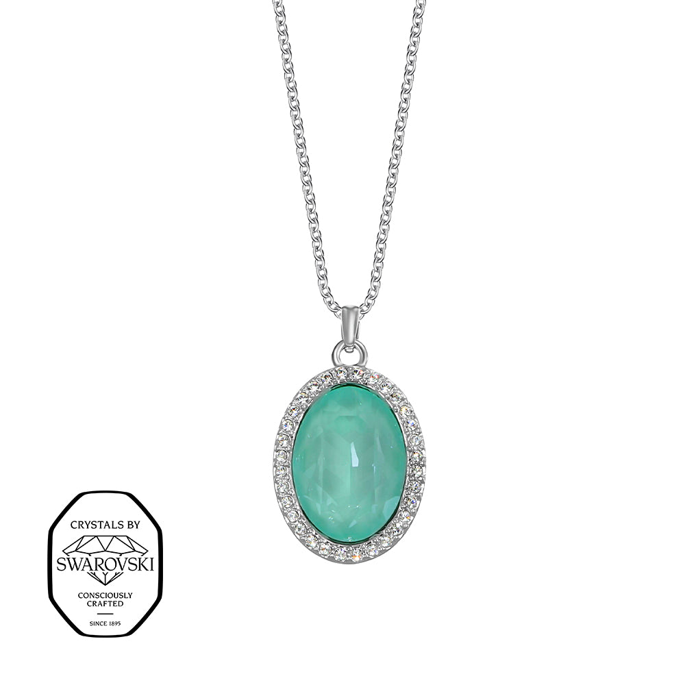 Elegante silberne Halskette mit ovalem, smaragdgrünem Kristall, umrahmt von funkelnden Zirkonia-Steinen – edles Designschmuckstück von Crystalp