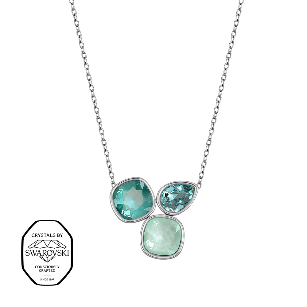 Silberne Halskette mit drei unterschiedlich geformten Kristallen in Grüntönen – quadratisch, tropfenförmig und rund – elegantes Crystalp-Design
