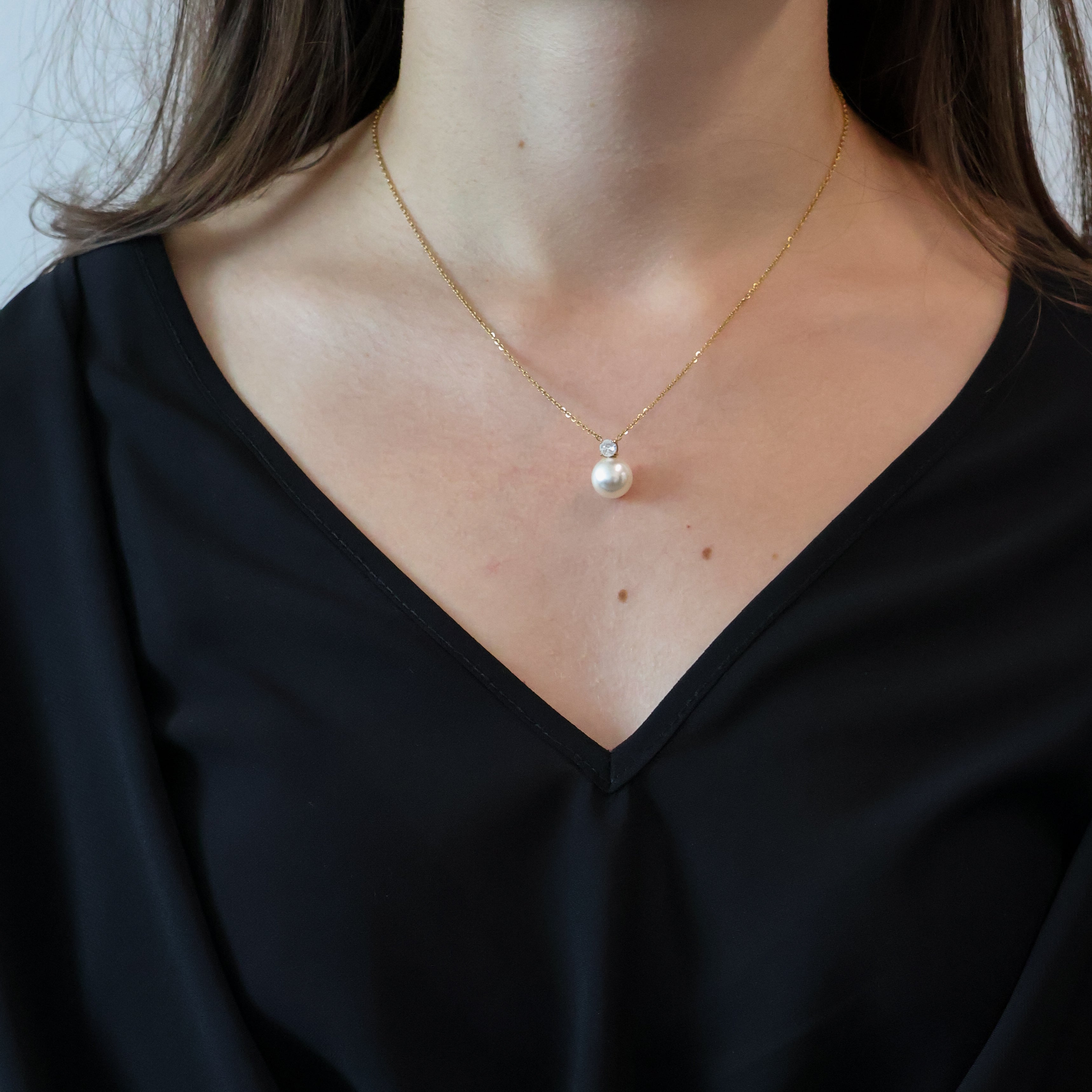  Lune Blanche Pearl Pendant wird getragen