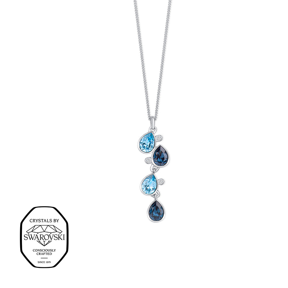 Silberfarbene Halskette mit elegantem Anhänger aus vier Tropfenformen in Blau- und Aquatönen, verziert mit funkelnden Swarovski® Kristallen.