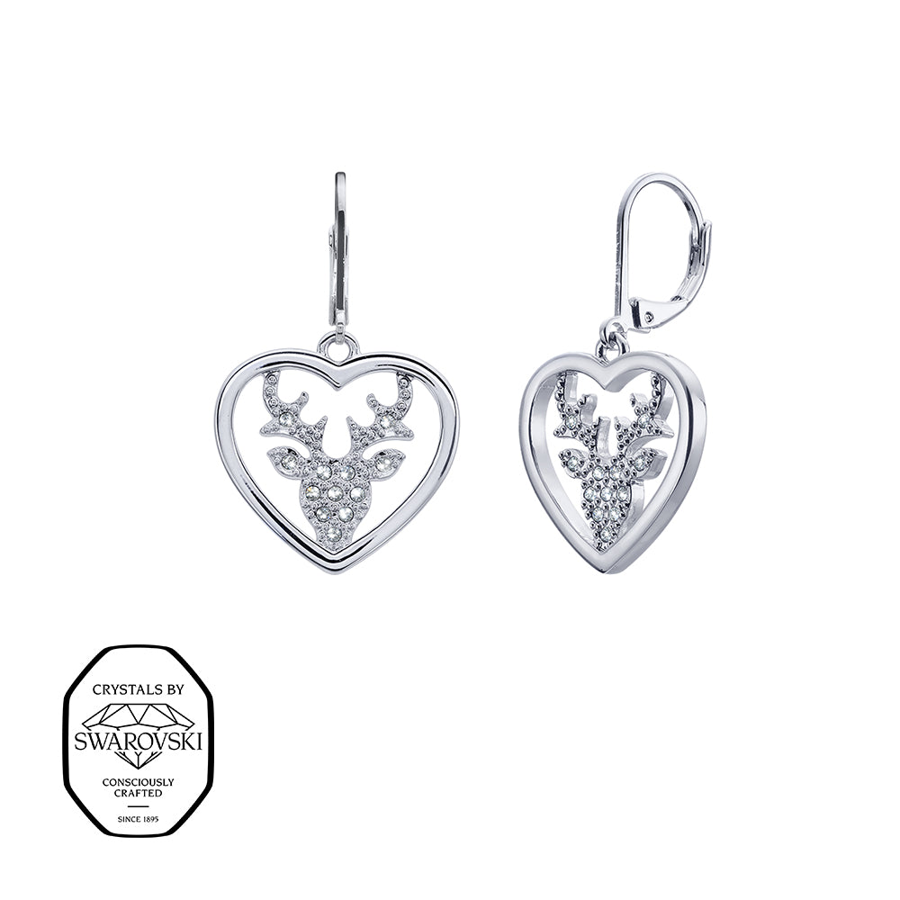 Silberfarbene Herz-Ohrringe mit funkelnden Swarovski® Kristallen und einem detailreichen Hirschkopf-Motiv im Inneren.