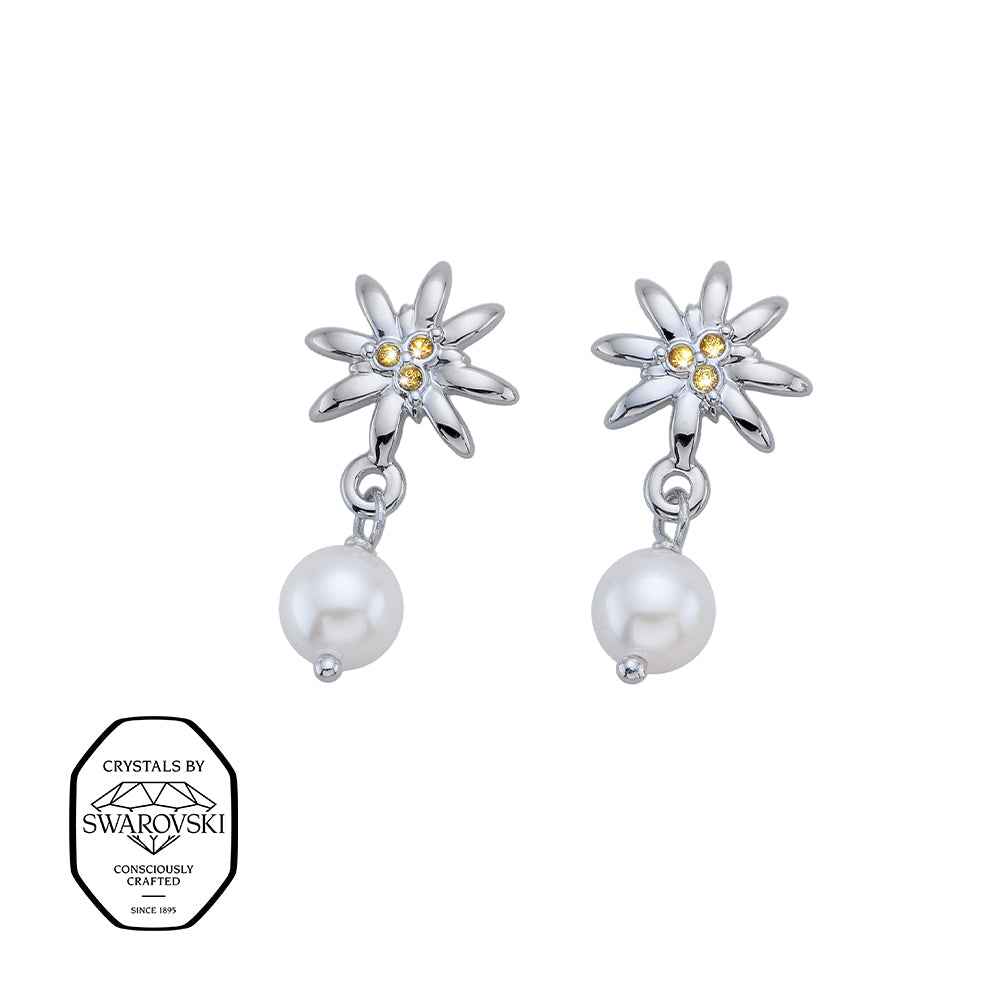 Edelweiß-Ohrringe mit Swarovski® Kristallen und weißer Perle als Anhänger, in silberner Fassung.