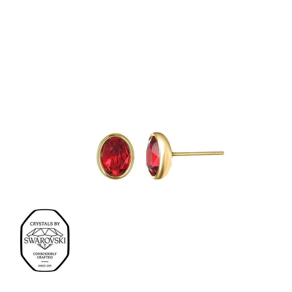 Goldene Ohrstecker mit ovalen, roten Steinen, mit Swarovski® Kristallen verziert.
