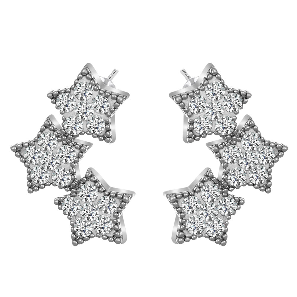 Silberfarbene Ohrstecker in Sternform, mit Swarovski® Kristallen verziert, verspieltes Design.