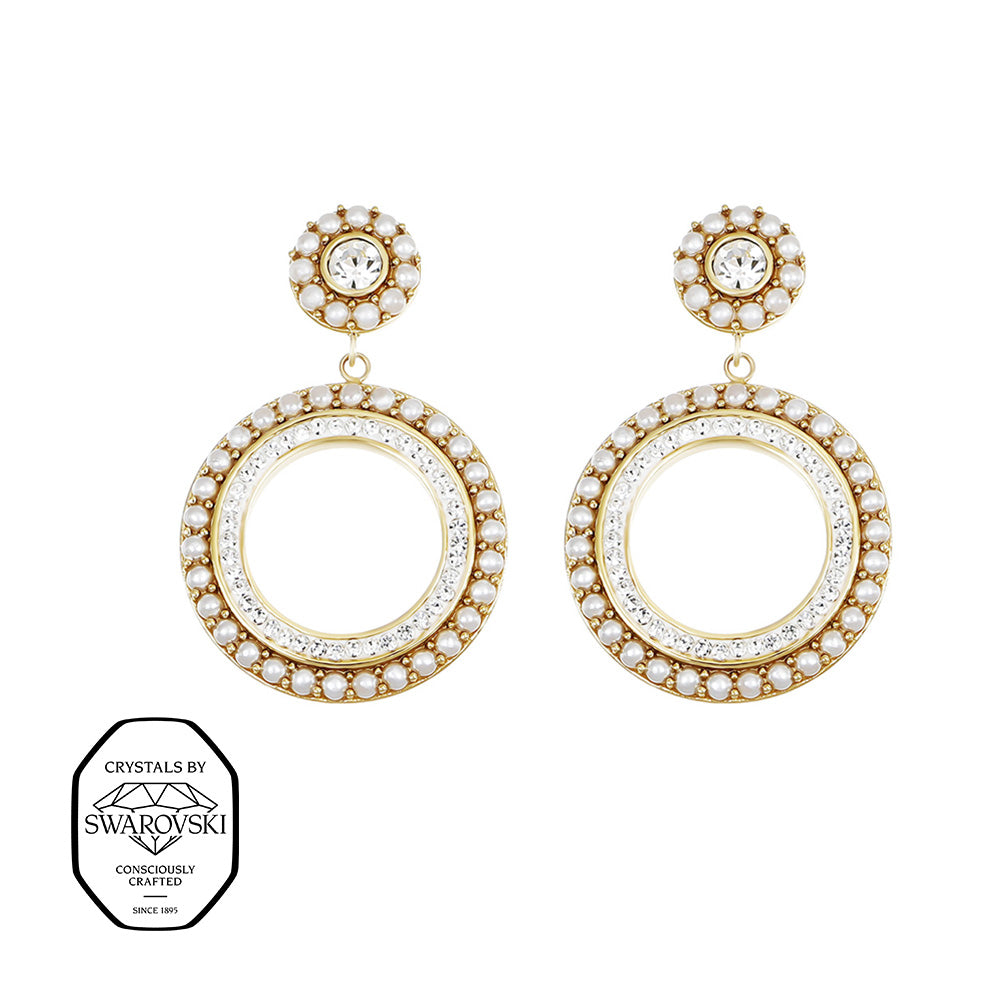 Runde goldene Ohrringe mit Swarovski® Kristallen verziert.