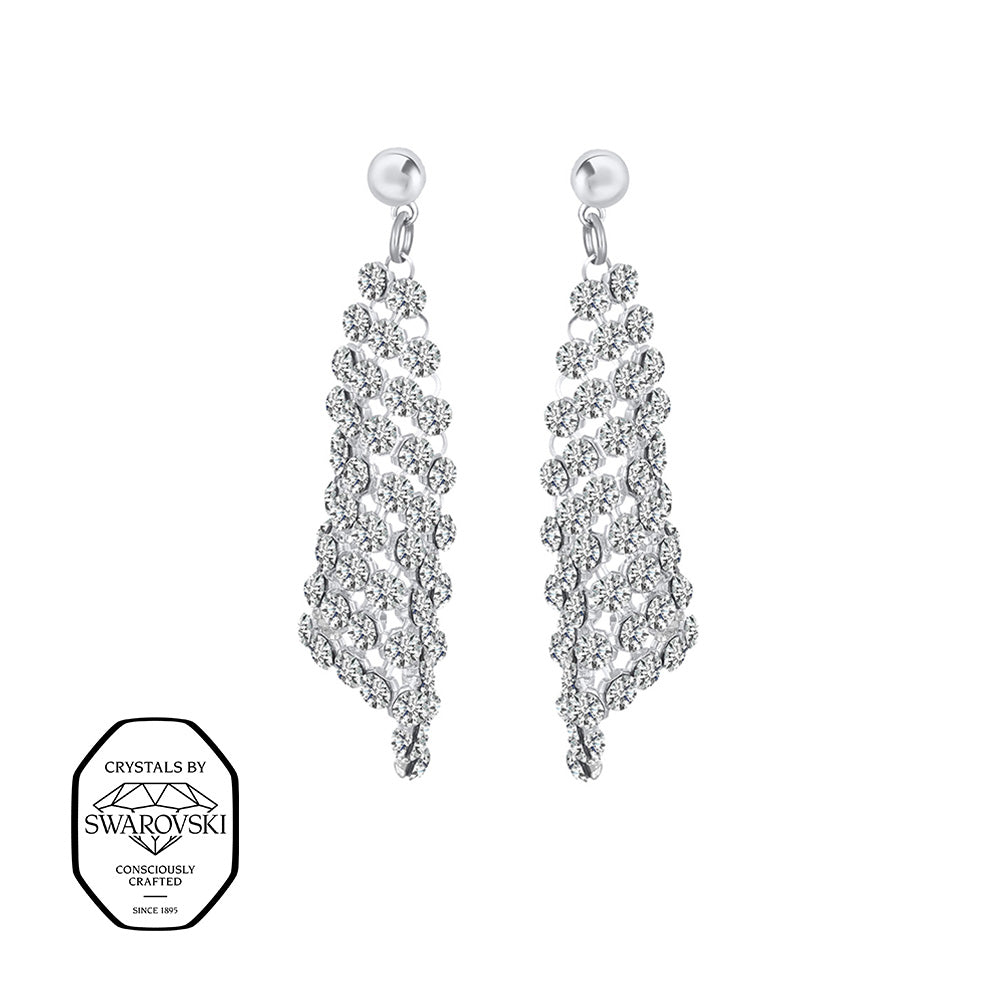 Silberne, filigrane Hängeohrringe mit Swarovski® Kristallen verziert.