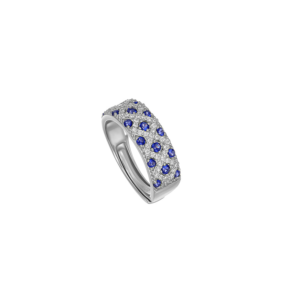 Breiter silberner Ring mit funkelnden klaren und tiefblauen Kristallen – elegantes, hochwertiges Designschmuckstück von Crystalp für besondere Anlässe