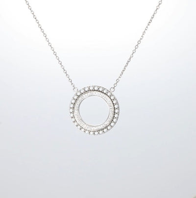 Rundes Overture Simple Pendant aus Edelstahl, kreisförmig mit Perlenrand, mit Swarovski® Kristallen verziert.