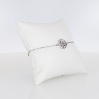 Silberfarbenes Damen-Armband mit rundem Ornament in Blau- und Lilatönen, eleganter Modeschmuck von Crystalp