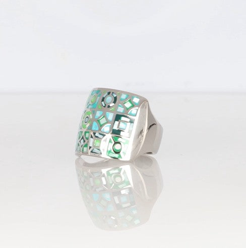 Breiter silberner Ring mit grün-schwarzem geometrischem Emaille-Muster, exklusiver Modeschmuck von Crystalp