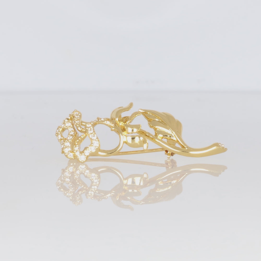 Goldene Rosenbrosche mit filigranen Blättern, mit Swarovski® Kristallen verziert.